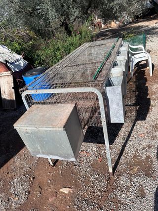 Jaula metálica con bebederos