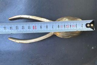 Cascanueces de metal dorado y plateado