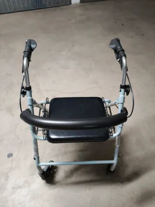 Andador con asiento y cesta