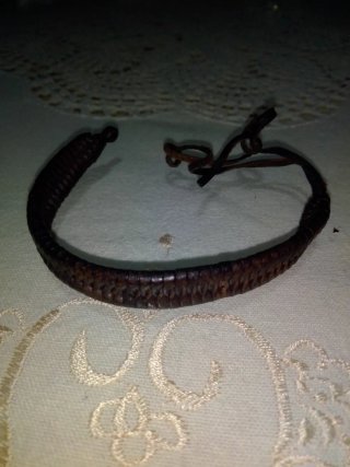 Pulsera de cuero y cadena dorada