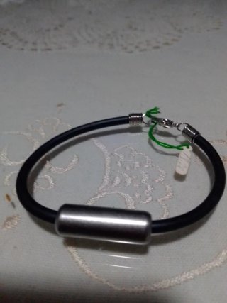 Pulsera de cuero y cadena dorada