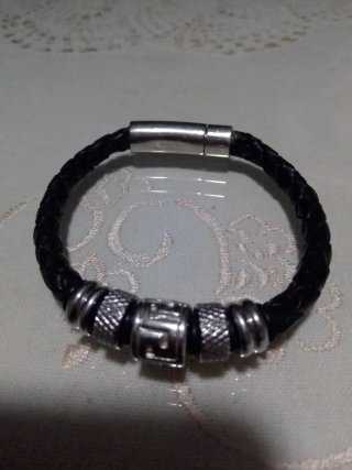 Pulsera de cuero y cadena dorada