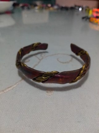 Pulsera de cuero y cadena dorada