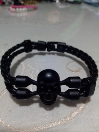 Pulsera de cuero y cadena dorada