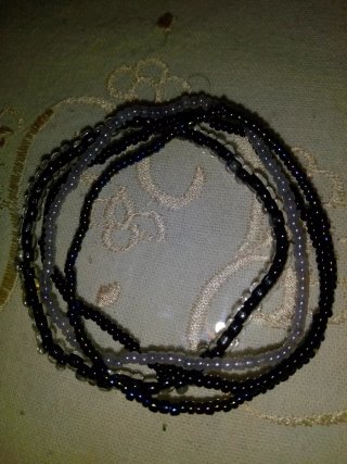 Pulsera de cuero y cadena dorada