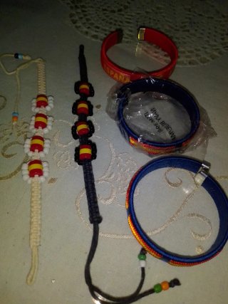 Pulsera de cuero y cadena dorada