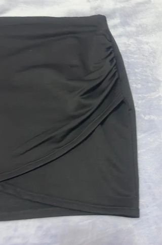 Minifalda negra drapeada