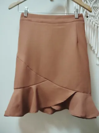 Falda corta beige con volantes