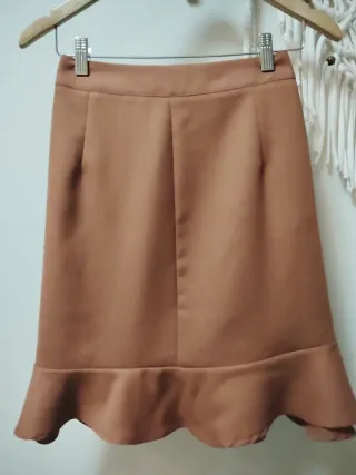 Falda corta beige con volantes