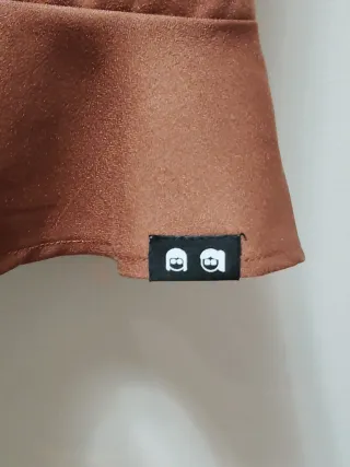 Falda corta beige con volantes