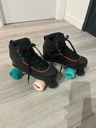 Patines negros con detalles de color talla 36