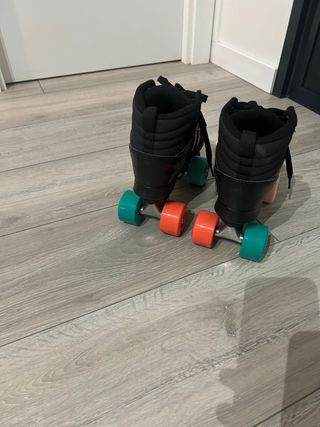 Patines negros con detalles de color talla 36