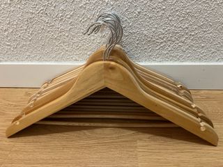 Lote de 14 perchas de madera y metal