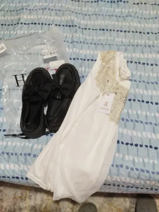 Zapatos negros y blusa blanca