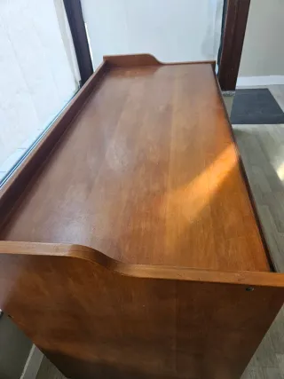 Escritorio de madera con cajones