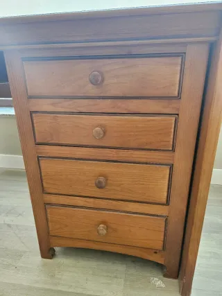 Escritorio de madera con cajones