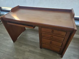 Escritorio de madera con cajones
