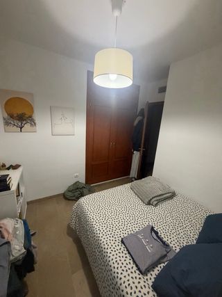 SE ALQUILA Habitación con baño disponible para 1