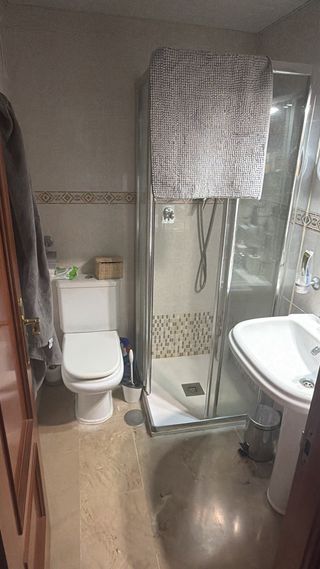 SE ALQUILA Habitación con baño disponible para 1