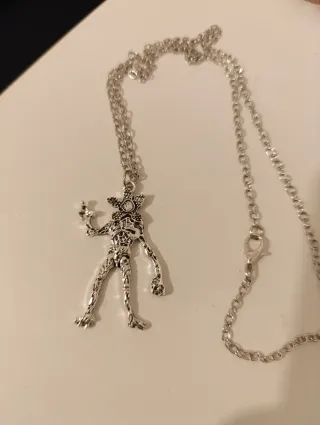 Lote Stranger Things: Collar ,Llavero,charm,pin