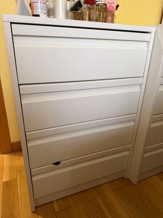 Cajonera blanca de madera y plástico