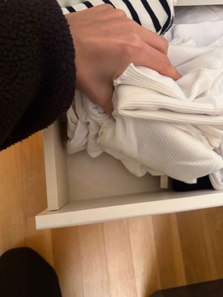 Cajonera blanca de madera y plástico