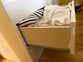 Cajonera blanca de madera y plástico