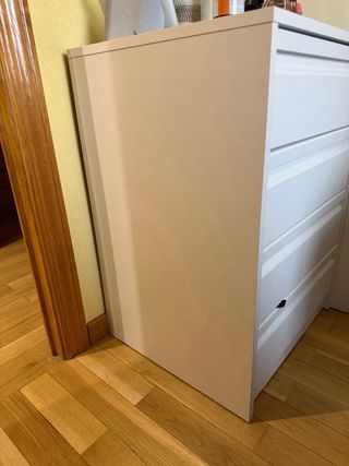 Cajonera blanca de madera y plástico