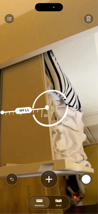 Cajonera blanca de madera y plástico