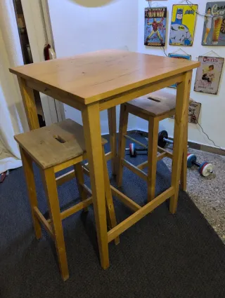 Mesa alta y 2 taburetes madera
