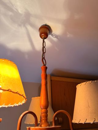 Lámpara de madera y piel