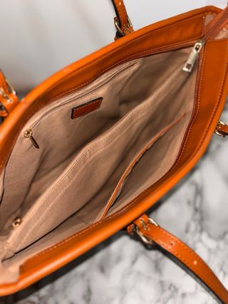 Bolso de mujer marrón y naranja