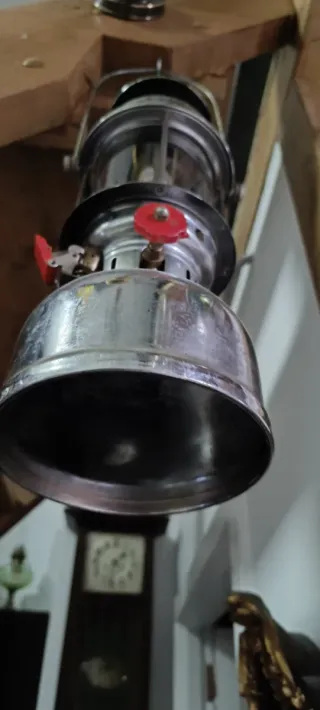 Lámpara de aceite antigua de metal