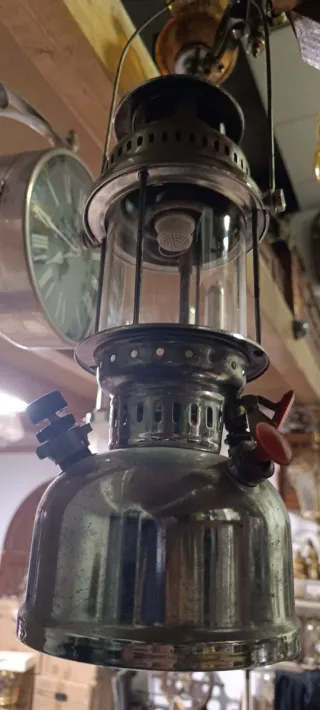 Lámpara de aceite antigua de metal