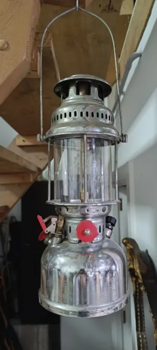 Lámpara de aceite antigua de metal