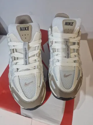 Nike P6000 Beige/Blanco.
