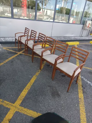 Sillas de madera con asiento de piel