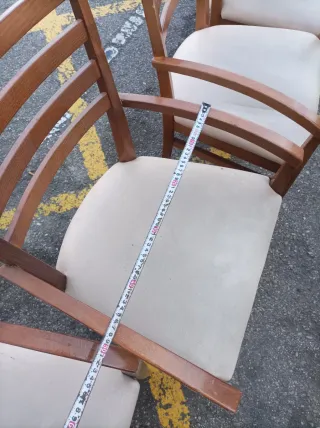 Sillas de madera con asiento de piel