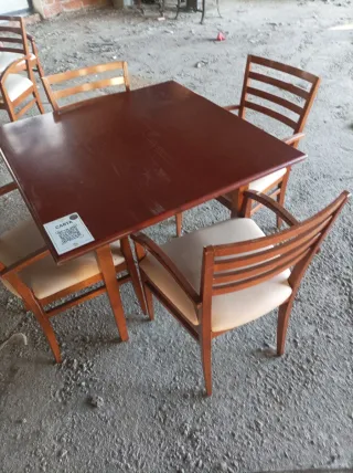 Sillas de madera con asiento de piel