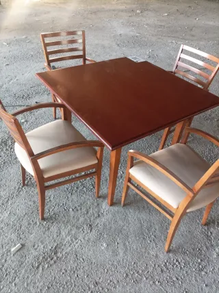 Sillas de madera con asiento de piel