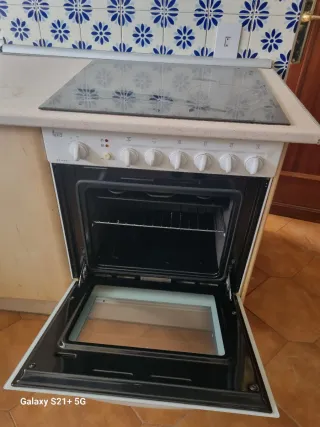 Mueble de cocina completa ,madera y cristal