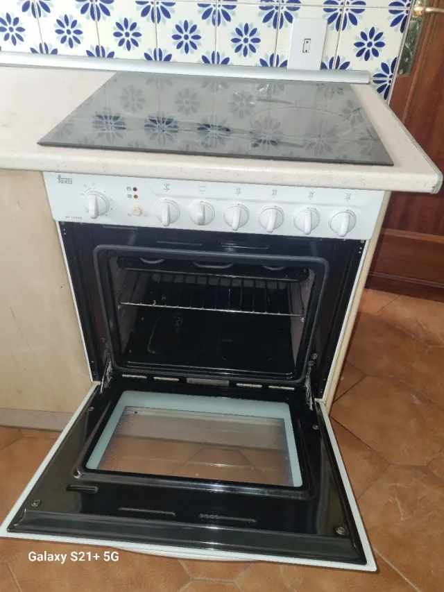 Mueble de cocina completa ,madera y cristal