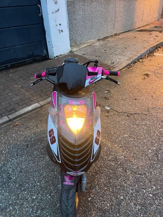 Aprilia Sonic 50cc Negra y Rosa