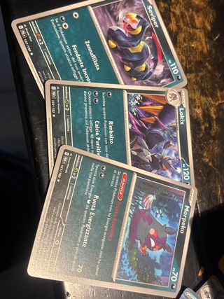 Tre carte Pokemon: Seviper, Lokix, Morpeko