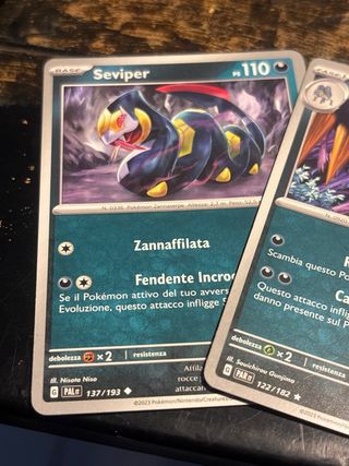 Tre carte Pokemon: Seviper, Lokix, Morpeko