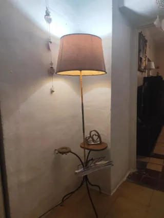 Lámpara de pie vintage con revistero