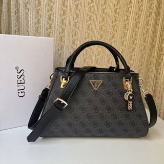 Bolso de mano Guess negro con monograma.