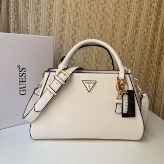 Bolso de mano Guess blanco elegante.
