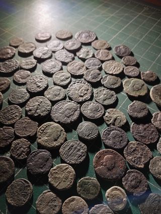 Lotto di 75 antiche monete romane