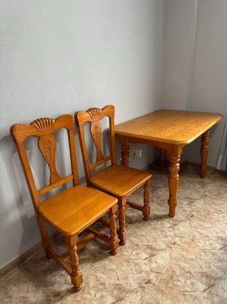 Mesa de madera con 4 sillas